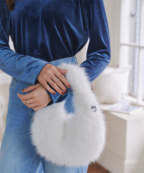 KOBE LETTUCE(コウベレタス)の「チェーンショルダー付きファーバッグ(ハンドバッグ・レディース・ベージュ/ブラウン/オフホワイト/ブラック/グリーン・F)」の2枚目の写真