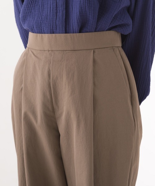 OMNES(オムネス)の「撥水加工高密度ストレッチツイルタックパンツ(その他パンツ・レディース・ベージュ/ブラウン/ブラック・MEDIUM/LARGE)」の22枚目の写真