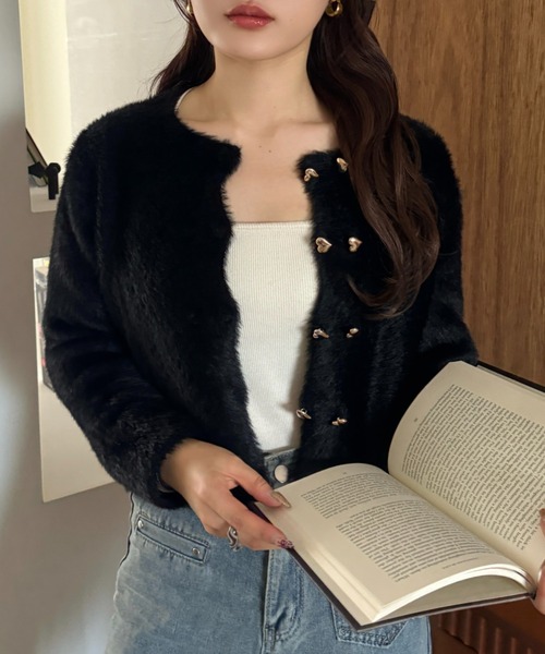 efill(エフィル)の「ゴールド ハート ボタン シャギー ショート ニット カーディガン(カーディガン/ボレロ・レディース・レッド/ホワイト/ブラック・FREE)」の3枚目の写真