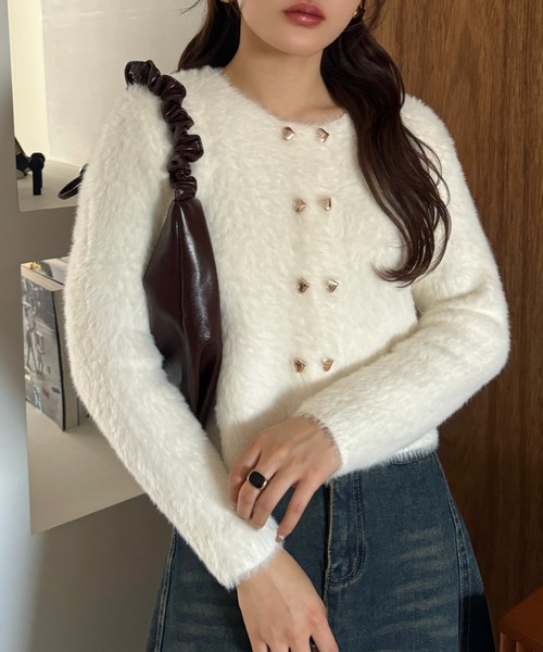 efill(エフィル)の「ゴールド ハート ボタン シャギー ショート ニット カーディガン(カーディガン/ボレロ・レディース・レッド/ホワイト/ブラック・FREE)」の19枚目の写真