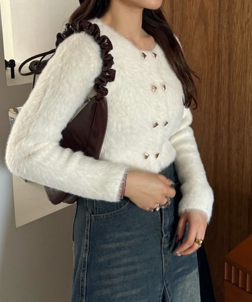 efill(エフィル)の「ゴールド ハート ボタン シャギー ショート ニット カーディガン(カーディガン/ボレロ・レディース・レッド/ホワイト/ブラック・FREE)」の20枚目の写真