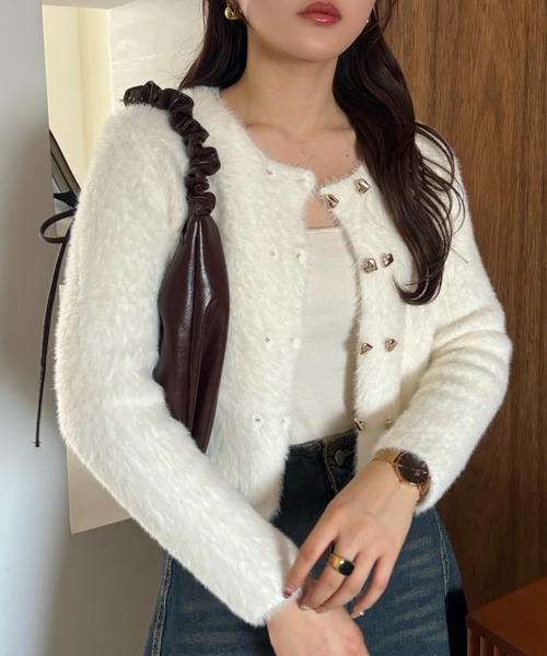 efill(エフィル)の「ゴールド ハート ボタン シャギー ショート ニット カーディガン(カーディガン/ボレロ・レディース・レッド/ホワイト/ブラック・FREE)」の4枚目の写真