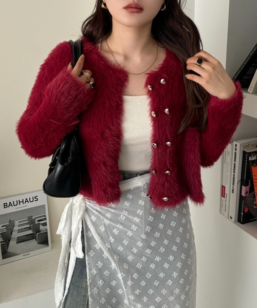 efill(エフィル)の「ゴールド ハート ボタン シャギー ショート ニット カーディガン(カーディガン/ボレロ・レディース・レッド/ホワイト/ブラック・FREE)」の8枚目の写真