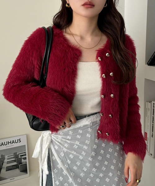 efill(エフィル)の「ゴールド ハート ボタン シャギー ショート ニット カーディガン(カーディガン/ボレロ・レディース・レッド/ホワイト/ブラック・FREE)」の7枚目の写真