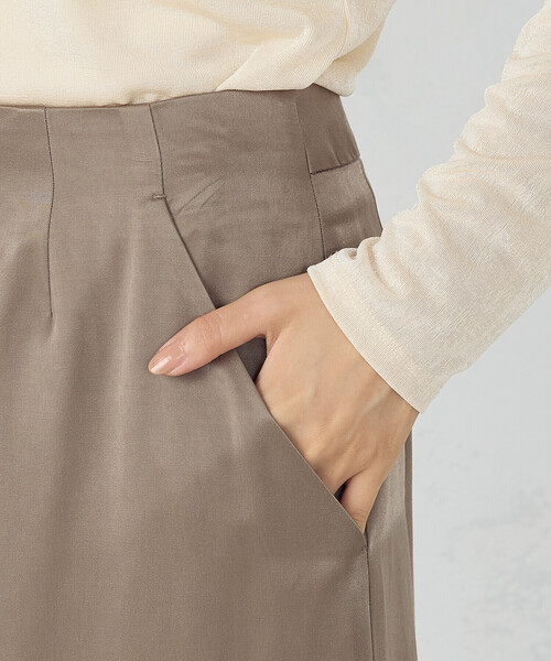 COMME CA ISM（コムサイズム）の「レーヨンポリエステル　ピーチサテン　ナロースカート（スカート・レディース・ブラウン/ブラック・MEDIUM/LARGE）」の17枚目の写真