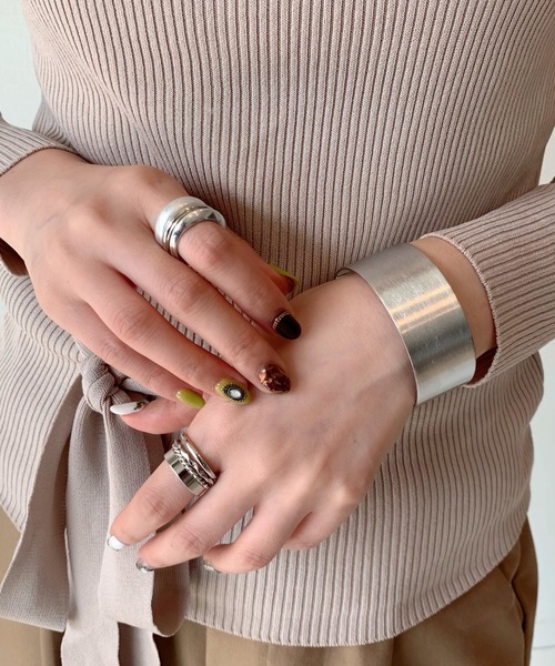 ciite'（シーテ）の「ディフォームバングル（バングル/リストバンド・レディース・シルバー・FREE）」の2枚目の写真