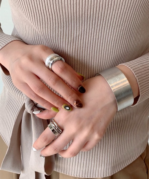 ciite'（シーテ）の「ディフォームバングル（バングル/リストバンド・レディース・シルバー・FREE）」の3枚目の写真