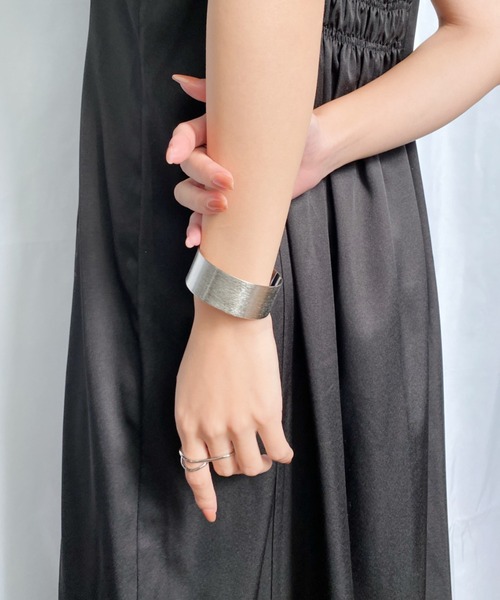 ciite'（シーテ）の「ディフォームバングル（バングル/リストバンド・レディース・シルバー・FREE）」の7枚目の写真