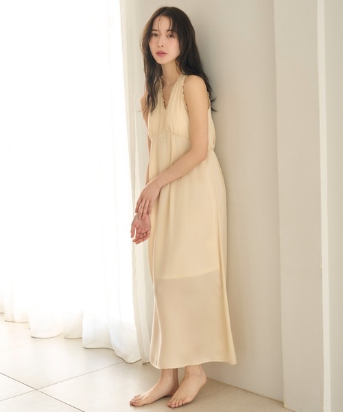 SNIDEL HOME(スナイデルホーム)の「ヴィンテージプリントワンピース(ルームワンピース・レディース・ブルー/ライトピンク/オフホワイト・FREE)」の4枚目の写真
