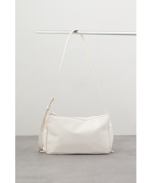 AZUL by moussy(アズールバイマウジー)の「リボンデザインギャザーショルダーバッグ(ショルダーバッグ・レディース・アイボリー/ブラック・FREE)」の4枚目の写真