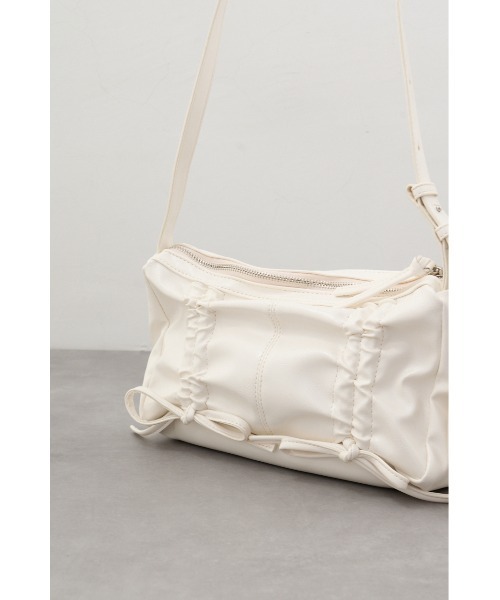 AZUL by moussy(アズールバイマウジー)の「リボンデザインギャザーショルダーバッグ(ショルダーバッグ・レディース・アイボリー/ブラック・FREE)」の5枚目の写真
