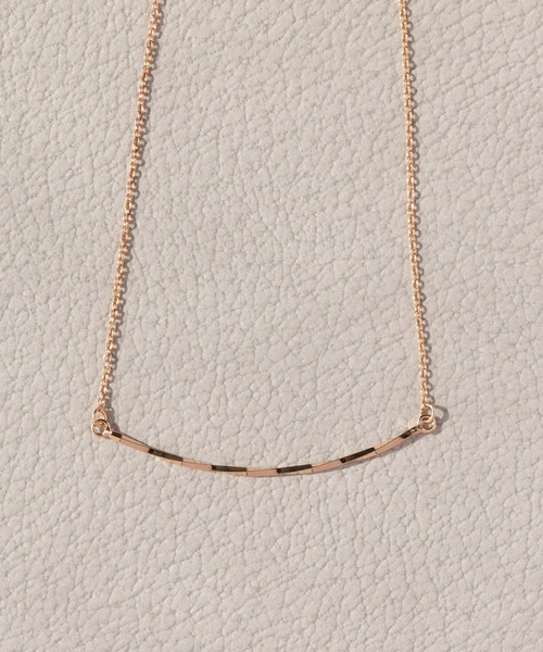 Phoebe（フィービィー）の「ツイストラインネックレス　ローズゴールド/全長:40cm+アジャスター5cm（ネックレス・レディース・ピンクゴールド・FREE）」の3枚目の写真