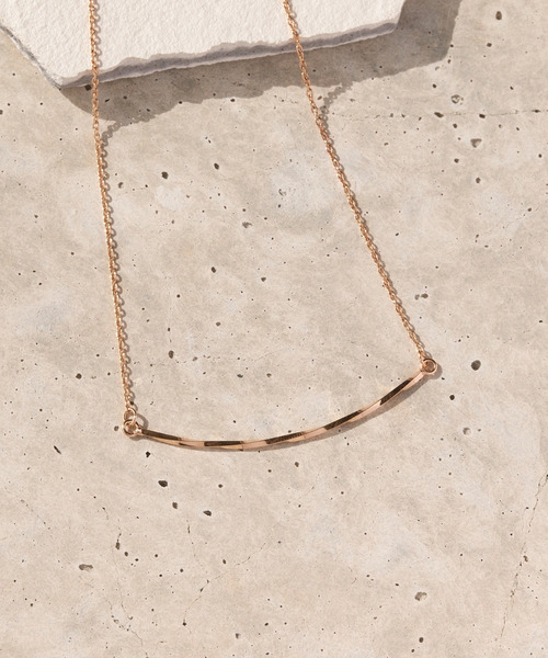 Phoebe（フィービィー）の「ツイストラインネックレス　ローズゴールド/全長:40cm+アジャスター5cm（ネックレス・レディース・ピンクゴールド・FREE）」の6枚目の写真