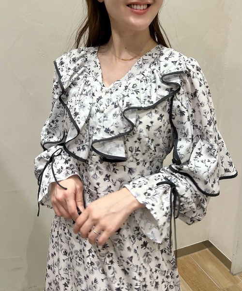 31 Sons de mode(トランテアン ソン ドゥ モード)の「フラワープリントフリルワンピース(ワンピース・レディース・オフホワイト/サックスブルー/ブラック・38/36)」の7枚目の写真