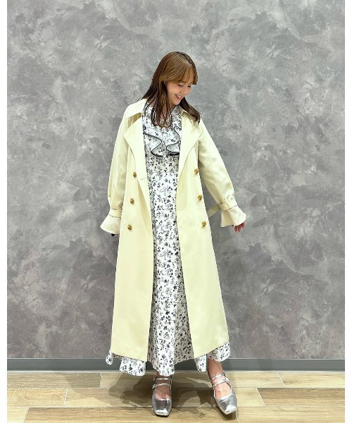 31 Sons de mode(トランテアン ソン ドゥ モード)の「フラワープリントフリルワンピース(ワンピース・レディース・オフホワイト/サックスブルー/ブラック・38/36)」の8枚目の写真