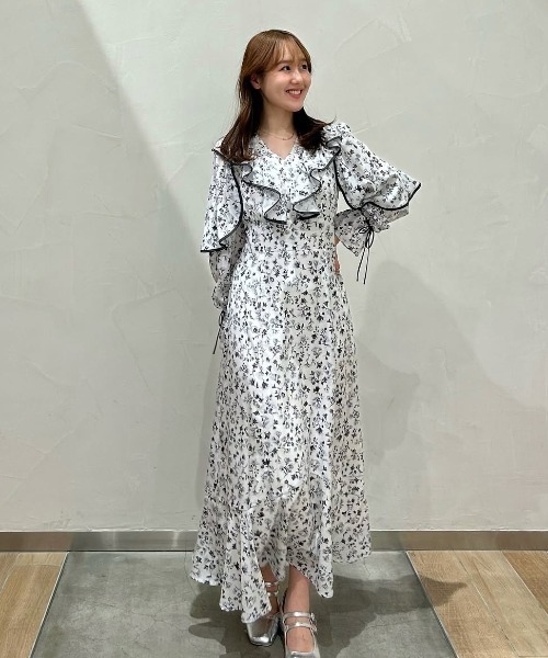 31 Sons de mode(トランテアン ソン ドゥ モード)の「フラワープリントフリルワンピース(ワンピース・レディース・オフホワイト/サックスブルー/ブラック・38/36)」の6枚目の写真