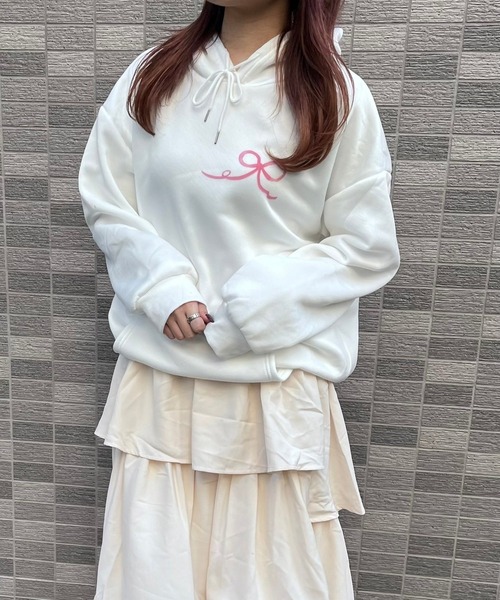 merrylatte(メリーラテ)の「ワンポイントビッグリボンレッドパーカー(パーカー・レディース・ホワイト・LARGE)」の1枚目の写真