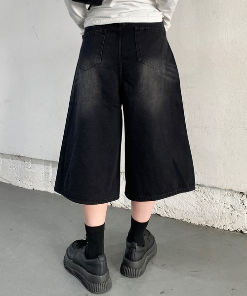 lilful(リルフル)の「ウォッシュ加工 バギーハーフデニムパンツ(デニムパンツ・レディース・ブラック/ブルー/ブルー系その他・M/L/S)」の8枚目の写真