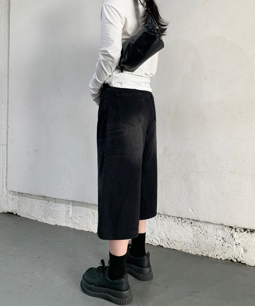 lilful(リルフル)の「ウォッシュ加工 バギーハーフデニムパンツ(デニムパンツ・レディース・ブラック/ブルー/ブルー系その他・M/L/S)」の10枚目の写真