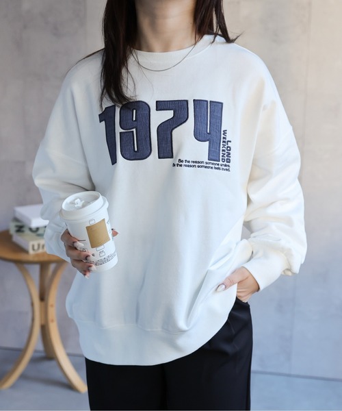 ap retro（アプレトロ）の「【選べる】BIGロゴスウェット / トレーナー　ナンバリングデザイン・ロゴ刺繍（スウェット・レディース・オフホワイト/アイボリー/スミクロ/グレー/オートミール/ブルー/ブラック・FREE）」の2枚目の写真