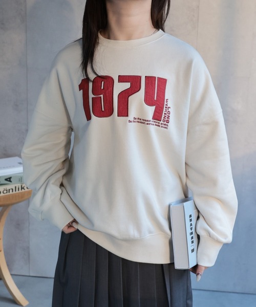 ap retro（アプレトロ）の「【選べる】BIGロゴスウェット / トレーナー　ナンバリングデザイン・ロゴ刺繍（スウェット・レディース・オフホワイト/アイボリー/スミクロ/グレー/オートミール/ブルー/ブラック・FREE）」の3枚目の写真