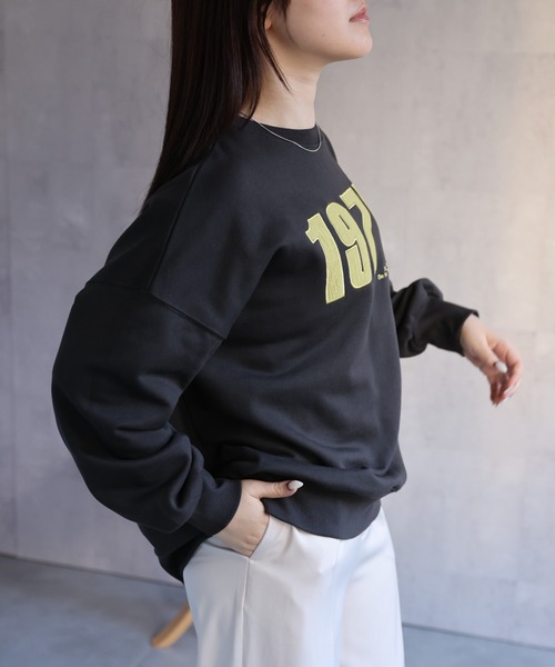 ap retro（アプレトロ）の「【選べる】BIGロゴスウェット / トレーナー　ナンバリングデザイン・ロゴ刺繍（スウェット・レディース・オフホワイト/アイボリー/スミクロ/グレー/オートミール/ブルー/ブラック・FREE）」の22枚目の写真