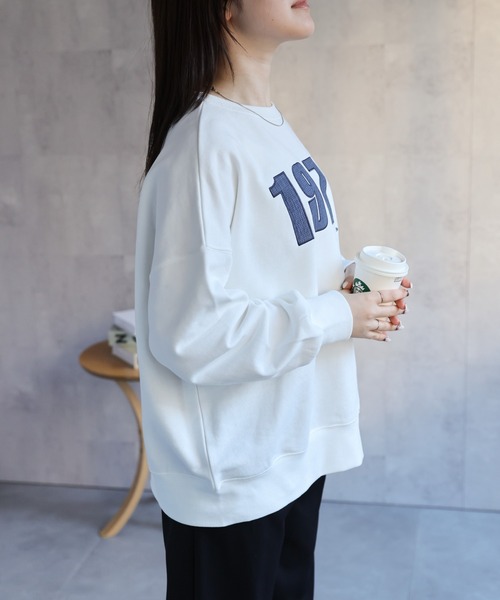 ap retro（アプレトロ）の「【選べる】BIGロゴスウェット / トレーナー　ナンバリングデザイン・ロゴ刺繍（スウェット・レディース・オフホワイト/アイボリー/スミクロ/グレー/オートミール/ブルー/ブラック・FREE）」の9枚目の写真