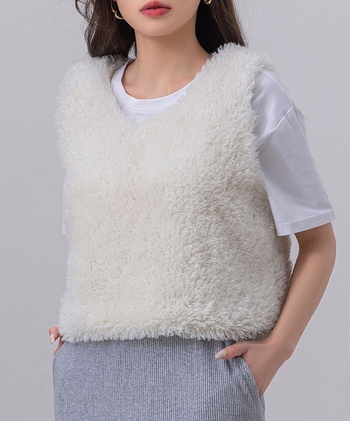 DAY CLOSET（デイ クローゼット）の「【ショート丈/裏地付き/Vネックで小顔魅せ】モコモコプードルファーベスト/ジレ レディース（ベスト・レディース・アイボリー/ブラック/ベージュ/ブラウン・FREE）」の2枚目の写真