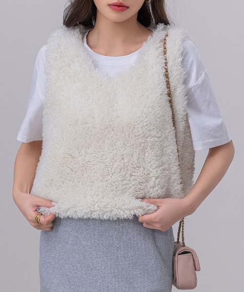 DAY CLOSET（デイ クローゼット）の「【ショート丈/裏地付き/Vネックで小顔魅せ】モコモコプードルファーベスト/ジレ レディース（ベスト・レディース・アイボリー/ブラック/ベージュ/ブラウン・FREE）」の5枚目の写真