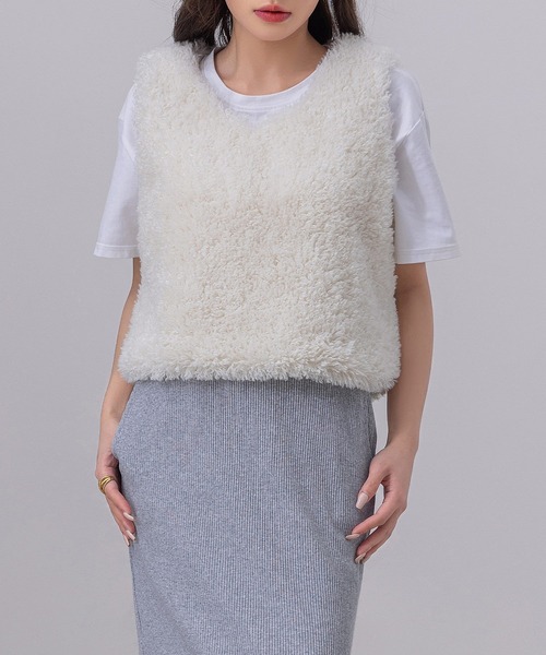 DAY CLOSET（デイ クローゼット）の「【ショート丈/裏地付き/Vネックで小顔魅せ】モコモコプードルファーベスト/ジレ レディース（ベスト・レディース・アイボリー/ブラック/ベージュ/ブラウン・FREE）」の6枚目の写真