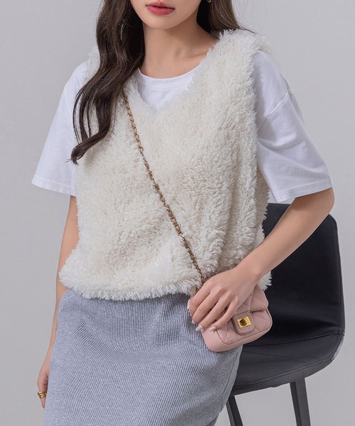 DAY CLOSET（デイ クローゼット）の「【ショート丈/裏地付き/Vネックで小顔魅せ】モコモコプードルファーベスト/ジレ レディース（ベスト・レディース・アイボリー/ブラック/ベージュ/ブラウン・FREE）」の7枚目の写真