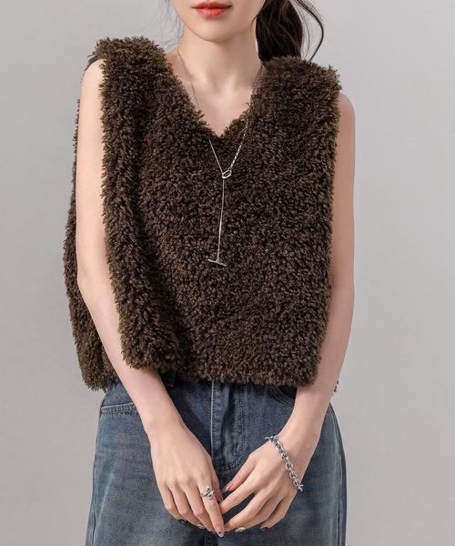 DAY CLOSET（デイ クローゼット）の「【ショート丈/裏地付き/Vネックで小顔魅せ】モコモコプードルファーベスト/ジレ レディース（ベスト・レディース・アイボリー/ブラック/ベージュ/ブラウン・FREE）」の17枚目の写真