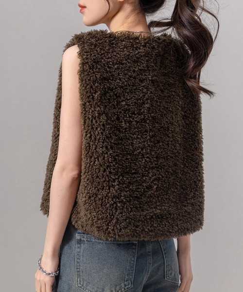 DAY CLOSET（デイ クローゼット）の「【ショート丈/裏地付き/Vネックで小顔魅せ】モコモコプードルファーベスト/ジレ レディース（ベスト・レディース・アイボリー/ブラック/ベージュ/ブラウン・FREE）」の18枚目の写真