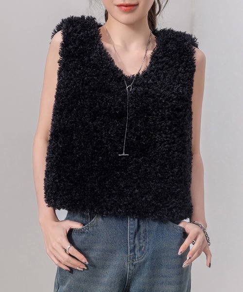 DAY CLOSET（デイ クローゼット）の「【ショート丈/裏地付き/Vネックで小顔魅せ】モコモコプードルファーベスト/ジレ レディース（ベスト・レディース・アイボリー/ブラック/ベージュ/ブラウン・FREE）」の11枚目の写真