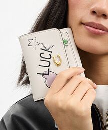 COACH（コーチ）の「ミラ スモール フラップ ウォレット・スケッチ プリント（財布・メンズ）」