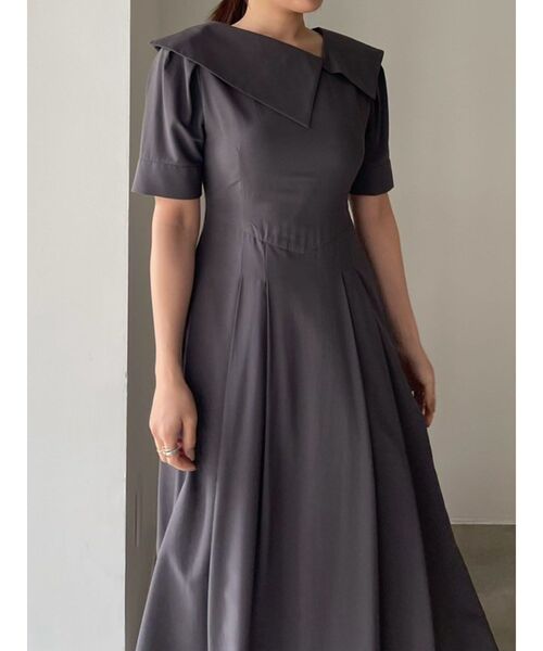 LAGUNAMOON(ラグナムーン)の「アシメカラーネックワンピース(ワンピース・レディース・チャコールグレー/アイボリー/グリーン・MEDIUM/SMALL)」の5枚目の写真