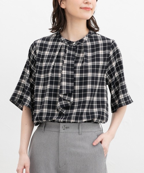 Honeys(ハニーズ)の「5分袖ボウタイブラウス(シャツ/ブラウス・レディース・ネイビー系/イエロー系その他/ネイビー/ホワイト系その他/ピンク/ホワイト/ベージュ系その他・3L/L/LL/M/S)」の5枚目の写真