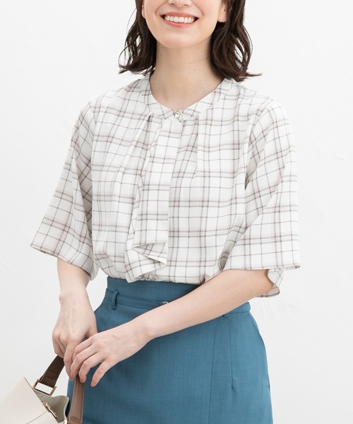 Honeys(ハニーズ)の「5分袖ボウタイブラウス(シャツ/ブラウス・レディース・ネイビー系/イエロー系その他/ネイビー/ホワイト系その他/ピンク/ホワイト/ベージュ系その他・3L/L/LL/M/S)」の2枚目の写真