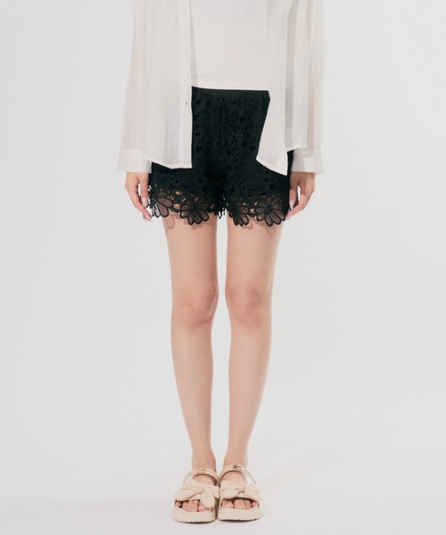 JilLA(ジルア)の「Flower Lace Short pants / フラワーレースショートパンツ(スウェットパンツ・レディース・ホワイト/ブラック・FREE)」の3枚目の写真