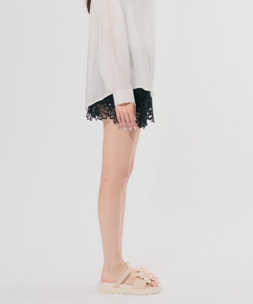 JilLA(ジルア)の「Flower Lace Short pants / フラワーレースショートパンツ(スウェットパンツ・レディース・ホワイト/ブラック・FREE)」の4枚目の写真