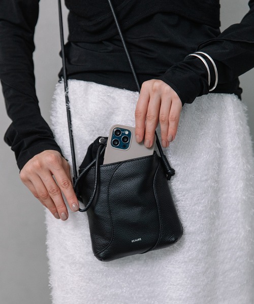 Beau're(ヴュレ)の「BEAURE Mini Drawstring Pouch ショルダー Bag(ショルダーバッグ・レディース・ブラウン/パープル系その他/ブラック/シルバー・FREE)」の2枚目の写真