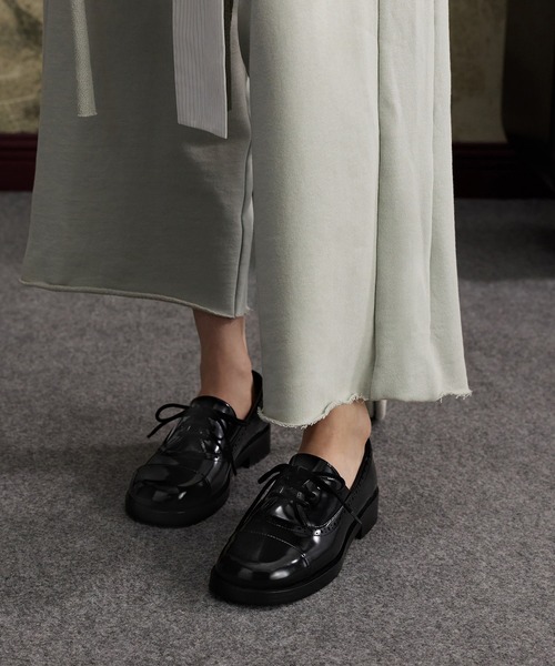 CHARLES & KEITH(チャールズ & キース)の「ブローグダービー(ローファー・レディース・ブラック系その他7/ブラウン系その他7・25.5cm/25cm/24.5cm/23.5cm/23cm/22.5cm)」の1枚目の写真