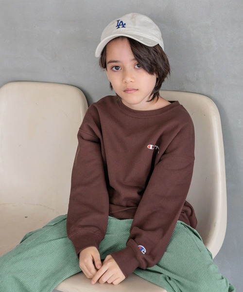 Champion（チャンピオン）の「【Champion(チャンピオン)】別注ルーズフィットプルオーバー(KIDS)（スウェット・キッズ・ブラウン/グリーン/オートミール/パープル・120cm/130cm/140cm/150cm）」の6枚目の写真