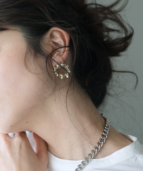 Yeoun(ヨウン)の「フラワーリングピアス(ピアス(両耳用)・レディース・シルバー/ゴールド・ONE SIZE)」の3枚目の写真