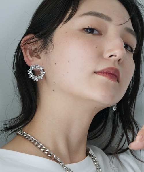 Yeoun(ヨウン)の「フラワーリングピアス(ピアス(両耳用)・レディース・シルバー/ゴールド・ONE SIZE)」の5枚目の写真
