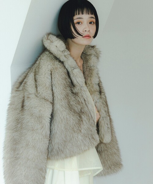 CAROLINA GLASER（カロリナ グレイサー）の「Mai / ファーコート（ブルゾン・レディース・ブラウン/グレー・ONE SIZE）」の2枚目の写真