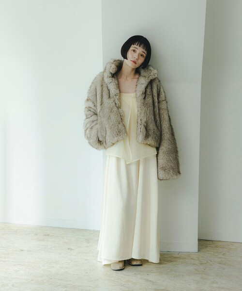 CAROLINA GLASER（カロリナ グレイサー）の「Mai / ファーコート（ブルゾン・レディース・ブラウン/グレー・ONE SIZE）」の6枚目の写真