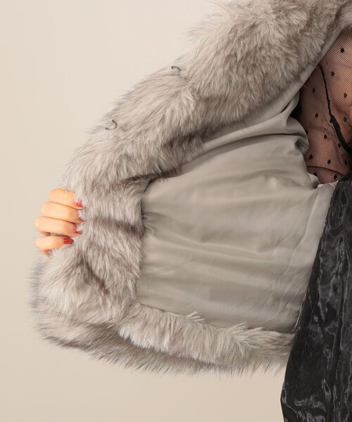 CAROLINA GLASER（カロリナ グレイサー）の「Mai / ファーコート（ブルゾン・レディース・ブラウン/グレー・ONE SIZE）」の18枚目の写真