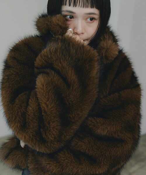 CAROLINA GLASER（カロリナ グレイサー）の「Mai / ファーコート（ブルゾン・レディース・ブラウン/グレー・ONE SIZE）」の20枚目の写真