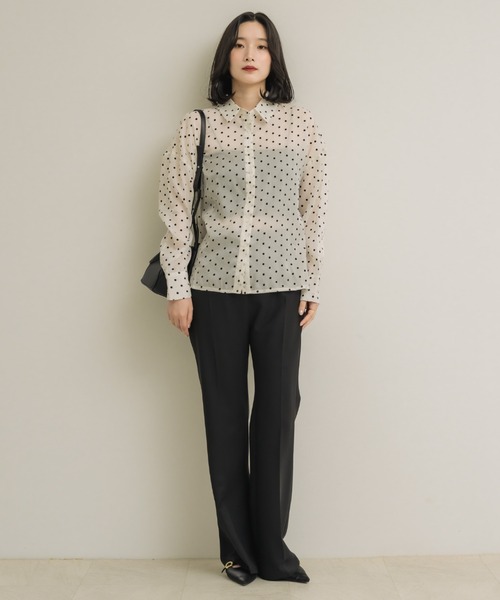 NEUNA(ヌナ)の「【今季トレンドのドットを上品に】シアードットシャツ(シャツ/ブラウス・レディース・ブラック/アイボリー・FREE)」の5枚目の写真